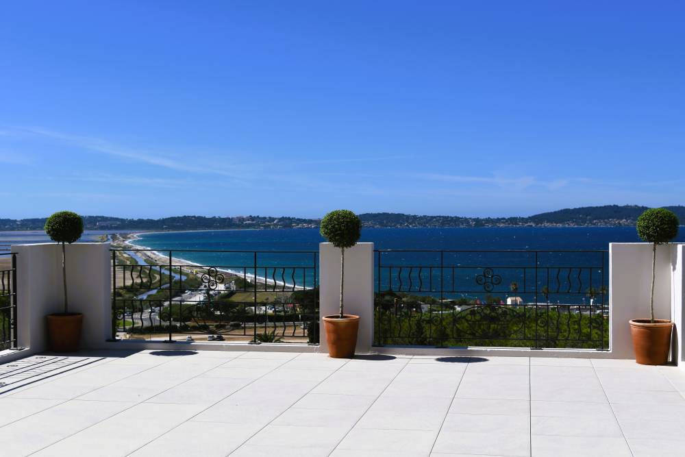 CASTEL BAY 1
